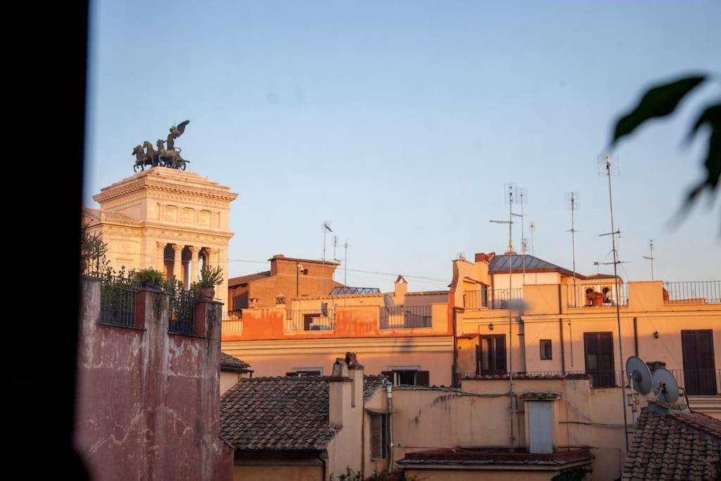 Peaceful In Piazza Venezia's Alleys Appartamento